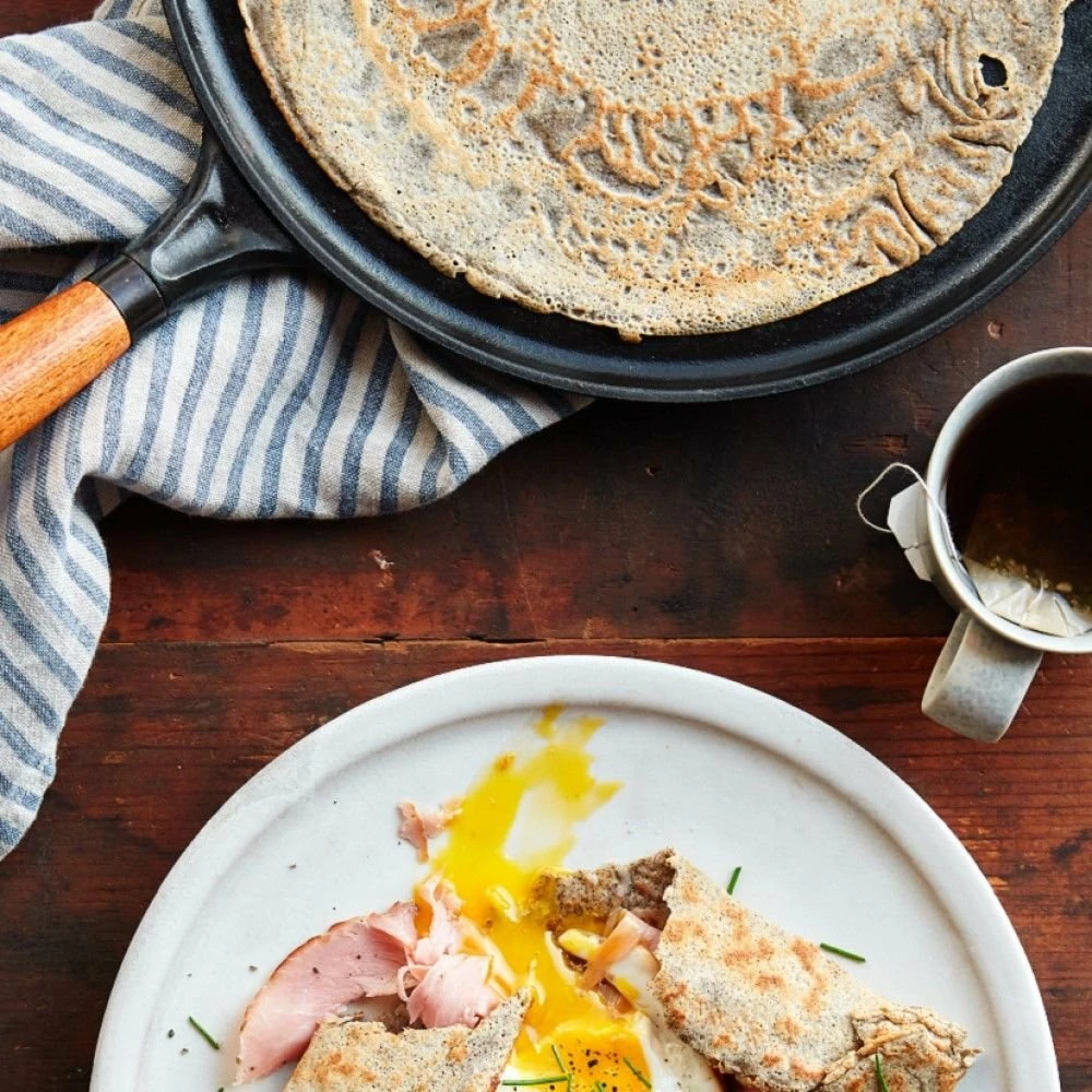 Staub 11" Cast Iron Crepe Pan With Spreader & Spatula | Matte Black 6 Staub 11" Cast Iron Crepe Pan With Spreader & Spatula | Matte Black - Image 4