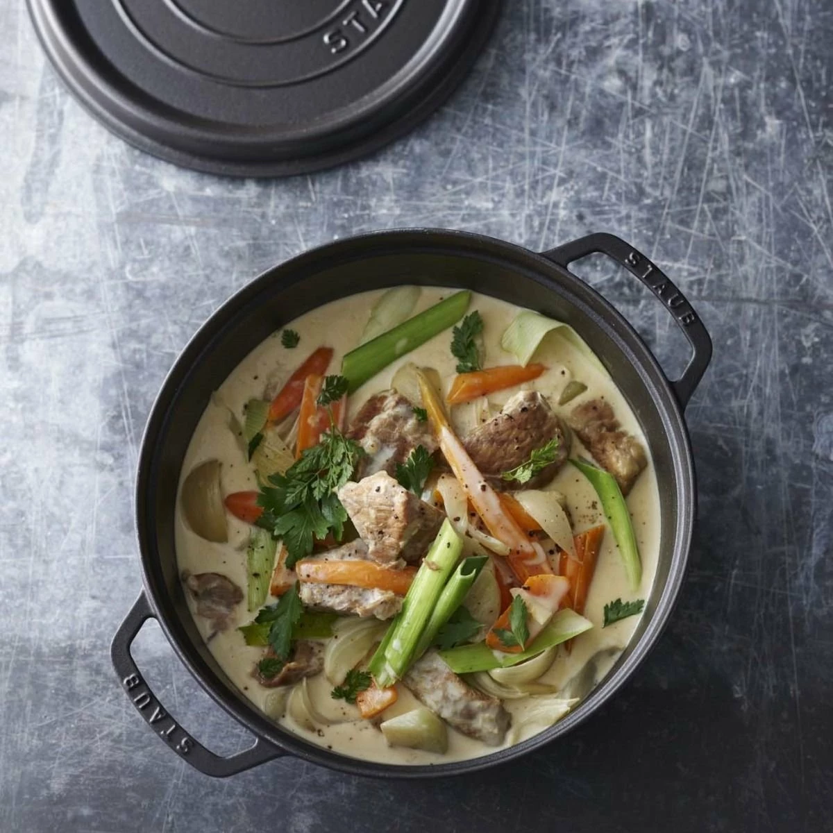 Staub 7 Qt. Round Cocotte/Dutch Oven | Matte Black 6 Staub 7 Qt. Round Cocotte/Dutch Oven | Matte Black - Image 4