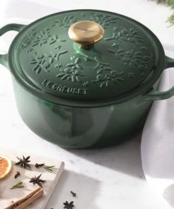 Le Creuset 4.5 Qt. Signature Dutch Oven | Noel (Artichaut) -Cookware Sets Shop rs17644 22 lca q4 noelchristmastreerdo vert ret